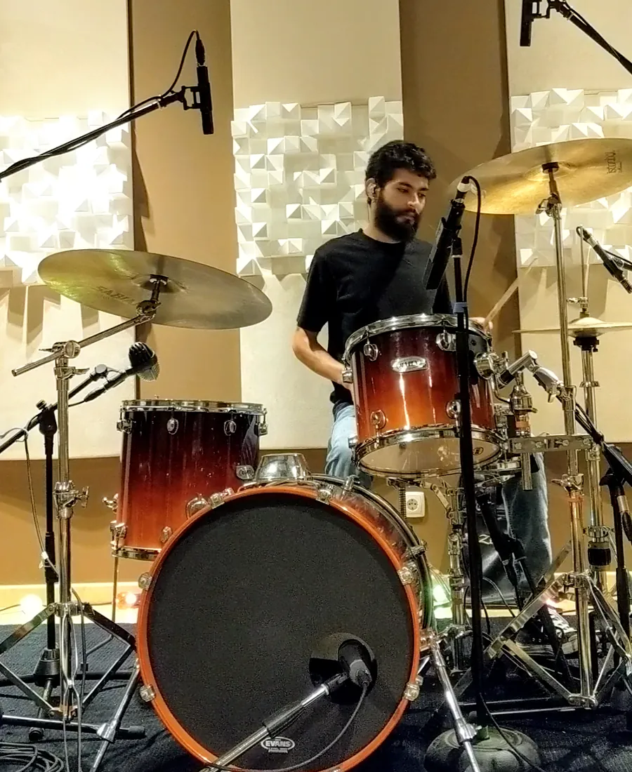 Mick Maciel tocando bateria